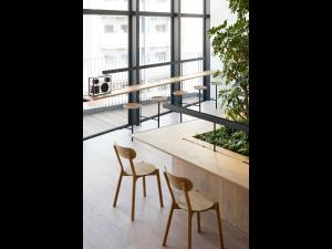 福岡市にあるナインアワーズ博多駅の椅子とテーブル、大きな窓が備わる客室です。