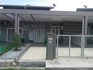 una casa con una puerta y una valla en Homestay ayer keroh mitc en Melaka