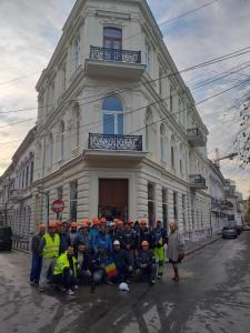 een groep mensen voor een gebouw bij The Floor Piata Unirii in Boekarest