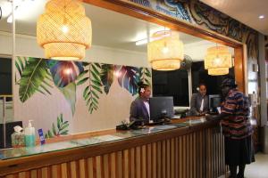 eine Gruppe von Männern, die an einer Rezeption stehen in der Unterkunft Pacific Crown Hotel in Honiara