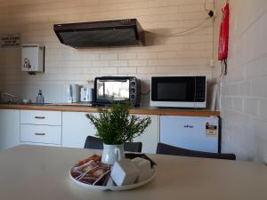 Кухня или мини-кухня в Crest Motor Inn
