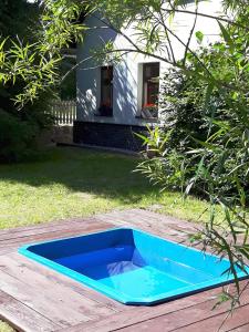 una piscina hinchable azul en una terraza de madera en Chalupa Rozálka - ubytování u Adršpachu en Jívka