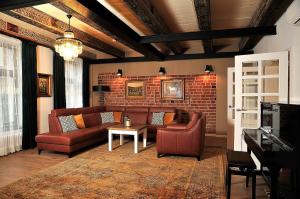ein Wohnzimmer mit roten Möbeln und einer Ziegelwand in der Unterkunft Apartamenty Żeglarska 25 in Toruń