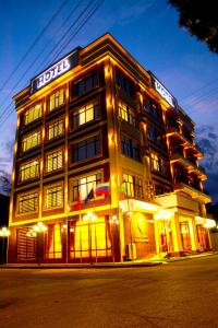 hotel jest oświetlony w nocy na ulicy w obiekcie ARK BILLUR HALAL Hotel by HotelPro Group w Taszkiencie