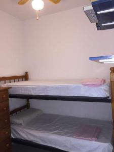Postel nebo postele na pokoji v ubytování Estudios y Apartamentos Benal Beach
