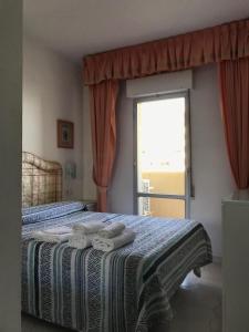 Postel nebo postele na pokoji v ubytování Estudios y Apartamentos Benal Beach