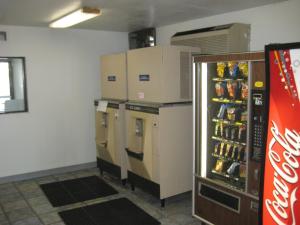 ein Zimmer mit einem Kühlschrank mit Kisten an der Wand in der Unterkunft America's Best Inn - Macon in Macon