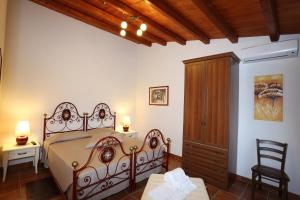 A bed or beds in a room at Serravalle Relais & Country Villa with private pool - Esclusive use