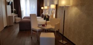 Zimmer mit einem Bett, einem Tisch und Stühlen in der Unterkunft Hotel Budapester Hof in Hamburg