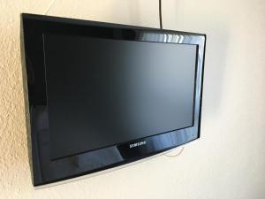 einen Flachbild-TV, der an einer Wand hängt in der Unterkunft Hotel Landsknecht in Uckerath
