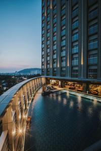 vistas a un edificio con piscina en The Malibu Hotel en Vung Tau