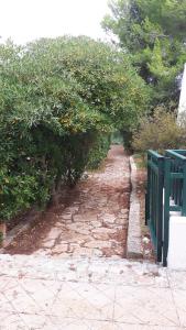 A garden outside vacanze nella natura con vista mare