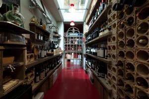 una habitación llena de muchas botellas de vino en La Locanda Paradiso, en SantʼEgidio