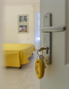 zamek na drzwiach z kluczem w pokoju w obiekcie City Hotel w Viareggio