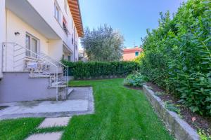 een tuin met een trap in een huis bij Appartamento La Maison Fleurie - Happy Rentals in Desenzano del Garda