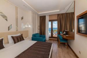 Postel nebo postele na pokoji v ubytování The Byzantium Suites Hotel & Spa