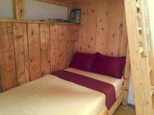 Zimmer mit 2 Etagenbetten in einer Hütte in der Unterkunft sweet home in Bordschomi