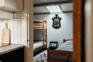 Cette chambre comprend 2 lits superposés et une table. dans l'établissement Relaxed eigen plekje in de Peel - Kostelijk, à Helenaveen