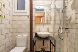een badkamer met een wastafel en een glazen douche bij Casco Viejo junto a la Plaza Nueva y Unamuno in Bilbao
