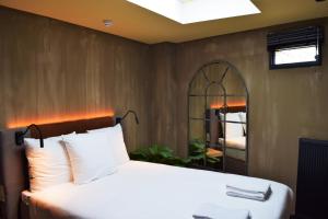 a bedroom with a bed and a mirror at City Center Lodge Utrecht in Utrecht