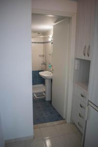 La petite salle de bains est pourvue d'un lavabo et de toilettes. dans l'établissement Kouki Maria Rooms, à Apollonia