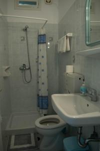 Salle de bains dans l'établissement Kouki Maria Rooms