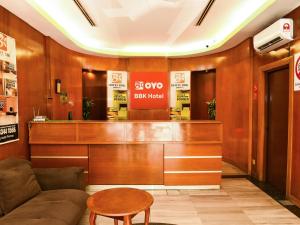 巴生的住宿－Super OYO 1219 Hotel Bbk，一个带沙发和现金登记册的大堂