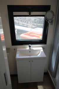 Bathroom sa Houseboat by C-Hotels Burlington