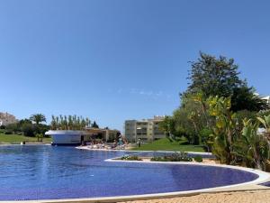 アルヴォルにあるVila Marachique Vl Alvorのリゾート内の青い水のスイミングプール