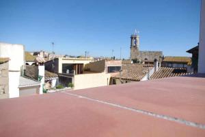 vistas a la ciudad desde el techo de un edificio en Can Girmas Casa de Turisme rural Navata, en Navata