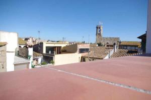 ナヴァタにあるCan Girmas Casa de Turisme rural Navataの屋根から市街の景色を望む