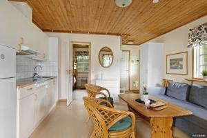 uma cozinha e sala de estar com tecto em madeira em First Camp Mellsta-Borlänge em Borlänge
