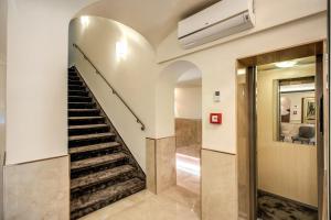 - un escalier dans une maison avec un miroir dans l'établissement Hotel San Silvestro, à Rome
