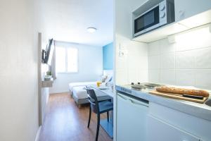 uma cozinha com um lavatório e uma bancada em Zenitude Hôtel-Résidences Le Tholonet em Aix-en-Provence