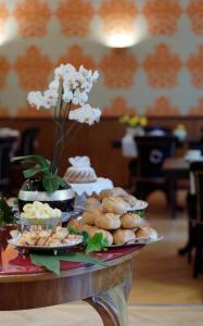 uma mesa com pratos de comida por cima em Top Hotel Krämer em Koblenz