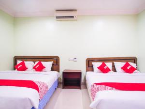 Кровать или кровати в номере Super OYO 89363 Casavilla Hotel