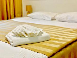 Postel nebo postele na pokoji v ubytování Sergeev Hotel