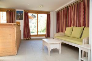 Posezení v ubytování Résidence Odalys Les Chalets de l'Arvan II + 26 fotografií