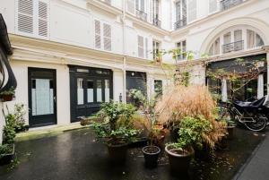 un edificio con un montón de macetas delante de él en New and renovated amazing flat in heart of PARIS, en París