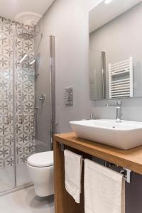 e bagno con lavandino, servizi igienici e doccia. di A Misura Duomo Rooms & Apartment - LS Accommodations a Napoli