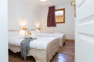 Postel nebo postele na pokoji v ubytování Résidence Odalys Les Chalets de l'Arvan II