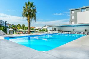The swimming pool at or close to Hotel Kriopigi