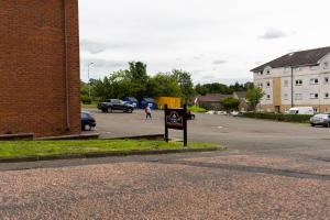 um sinal ao lado de uma rua com estacionamento em Livingston Lodge Hotel em Livingston