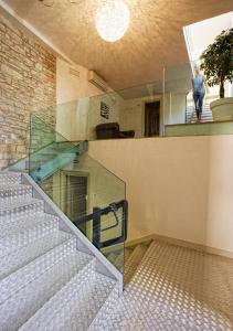 una escalera de cristal en un edificio con una persona caminando por él en Hotel Sorella Luna en Assisi