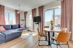 een woonkamer met een bank en een tafel bij Blue Mandarin Old Town in Gdańsk