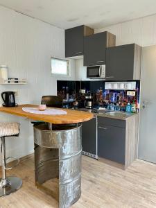 eine Küche mit einem Tisch und einer Arbeitsplatte in der Unterkunft Die Pilgerbox, Tiny House trifft Urlaub in Dahlem
