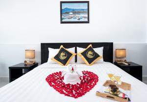 Postel nebo postele na pokoji v ubytování Hoang Long Hotel Phan Thiết