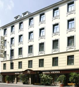 duży biały budynek z hotelem wiedeń w obiekcie Hotel Vienna beim Prater w Wiedniu