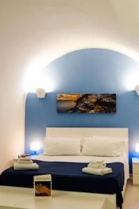 ナポリにあるPartenope House Mareの青い壁のベッドルーム1室