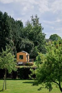 une petite cabine au milieu des arbres dans l'établissement Joly Tiny House, à Overijse